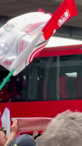 Independiente Santa Fe recibió el cariño de su hinchada previo a viajar a la ciudad de Medellín para el duelo de vuelta por la final de la Liga BetPlay 2025-I. #FútbolRCN #ligabetplay #finalligabetplay #santafe