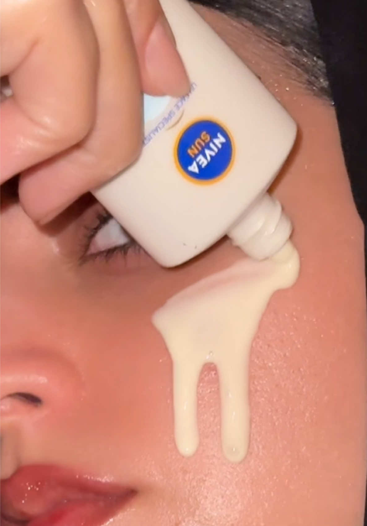 هالصيف أنا محمية دايماً وما يبان عليّ شي💙 Blemish Control NIVEA Sun حرفياً ما يطلع على البشرة - بدون أثر أبيض، بدون قلق! كنت أتجنب الواقي من الشمس عشان اللون الأبيض بس هذا يختفي تماماً ✨ الحين أحطه على طول النهار وما أخاف أطلع شاحبة! إشراقة صيفية مع حماية كاملة؟ هذا اللي نبيه 🌞 عشان كذا ما أطلع من البيت بدونه! @NIVEA Middle East  #SimplyProtected #InvisibleBeautyShield AD