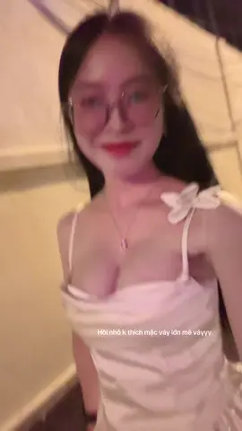 Cứ mặc váy là thấy hiền lành hẳn :)))) #motmihaybuon 