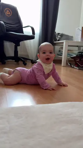 Зачем мне ползать? Меня папа покатает 🤣