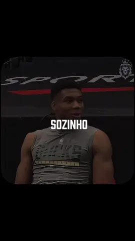 🏀 “Eu estou sozinho… olha pra mim, não tem ninguém ao meu redor. Ninguém gosta de mim…” Nesse vídeo raro e tocante, usamos um dos trechos mais emocionantes já atribuídos a Giannis Antetokounmpo — uma fala crua, sincera, que representa o sentimento de muitos que enfrentam a solidão mesmo no meio do sucesso. Não é apenas sobre basquete. É sobre ser humano. É sobre seguir em frente mesmo quando ninguém acredita em você. Este vídeo é um lembrete: às vezes, o caminho é solitário — mas a força vem de dentro. 🎧 Trecho motivacional com imagens reais de Giannis em treino, refletindo a dor e a grandeza de quem nunca desistiu. #giannis #motivacional #sozinhomasforte #mentalidadeforte #basketball 