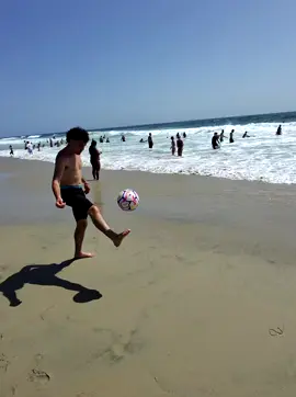 jogo bonito (part 4) #beach #juggle #brazil #viral #viralvideo #duetvideo #4u #parati #beachsoccer #futbol #meta 