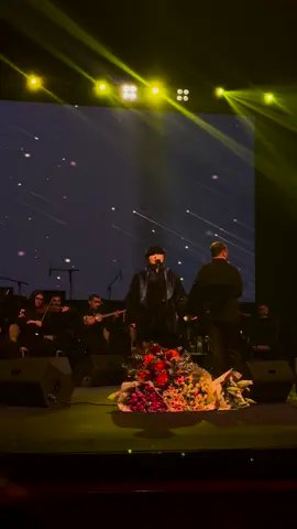 Bəs bilmirdin həsrətinlə ürəyimə, Həsrətinin əvəzinə daş asırsan. Bəs bilmirdin özün mənə yad olduqca, Mənimçün də yavaş-yavaş yadlaşırsan. Soyuqluğun buz olanda yanağımda, Nəfəsinlə başqasını isitmisən. Sənsizliklə yaşadıqca otağımda, Sən də məni bir otaqda itirmisən... İfa: Aygün Bəylər