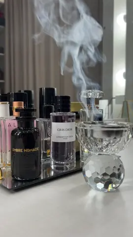 شميت عطرك والمخاليق زحمه  ‏ اثر العطور تصحي الشوق لا نام .. #عطر #عطرك #ديور_dior #Louis Vuitton #مالي_خلق_احط_هاشتاقات #capcut #بريده #القصيم #بخور 