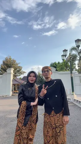 🤍🤍🤍 #jogja #fotobajuadatjawa #malioborojogja #adatjawa #kebayajanggan #fyp 