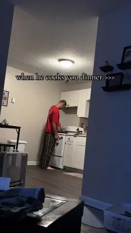 he’s the absolute best 🩷 #bf #boyfriend #cooking #cookingdinner #boyfriendcooksforme #myman 