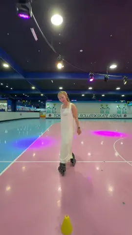 久々トリスラ🫶 お出かけの予定が無くなったから軽く滑った日✨ #インラインスケート #くるくるお姉さん #スポーツ女子 #おすすめ #トリックスラローム #スピン #東京ドームローラースケートアリーナ 