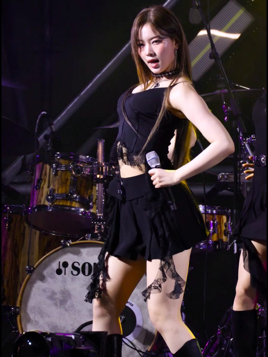 enough time has passed,,, Cheeky Icy Thang is better 😩 . 🎵: BEBE - Stayc 🧚🏻‍♀️: ISA  . cr. cam ECU . #kpop #pop #gg #girlgroup #stayc #Isa #bebe #idol #artist #live #stage #musica #concerts #singer #vocals #dance #dancer #style #slay #queen #fc #fancam #fyp #explorepage #korea #korean #sk 