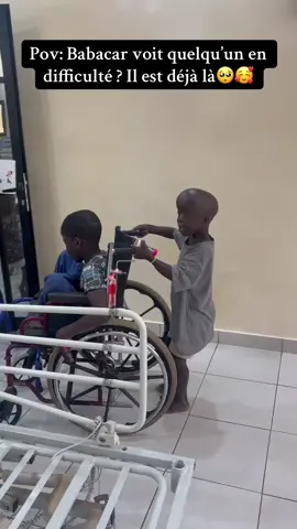 Des petits êtres qui montrent l’exemple😍 #handicap #entraide #enfant #humanitaire #senegal #solidarité 