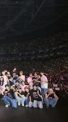 seperti biasa carmen dan yunho selalu deketan😭🤏🏻 #smtown #smtownlondon #hearts2hearts #aespa #redvelvet #snsd #girlsgeneration #exo #shinee #superjunior #tvxq #riize #nct #nctdream #nct127 #wayv #nctwish #dearalice 