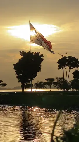 Amanecer, en Bahía de Panamá y su bandera #panama🇵🇦 #motivation #MentalHealth #pazmental #fortaleza #reflexion #disciplina #pty #panama #atardeceres🌅 #sky #city #amanecerbonito #discipline #panorama #bandera 