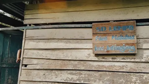 Sebuah sekolah yang terletak di pelosok negeri, jauh dari hiruk pikuk kota. Di sinilah anak-anak muda bermimpi tentang masa depan. Meskipun dengan keterbatasan fasilitas yang mereka miliki. Bangunan sekolah yang sederhana, ruang kelas yang minim, dan peralatan belajar yang terbatas tidak menghalangi semangat mereka untuk terus belajar dan berkembang. Namun, kita tidak bisa hanya membiarkan semangat mereka saja yang menjadi tumpuan. Kita perlu bertindak bersama untuk memastikan pendidikan yang berkualitas bagi anak-anak di sekolah pelosok dengan memperhatikan kondisi sekolah, fasilitas, guru, dan sumber daya, sehingga mereka memiliki kesempatan yang sama untuk mencapai impian mereka dan menciptakan masa depan yang lebih cerah. Sabtu, 27 Juli 2025 SD Lempo Kec.Latimojong Kab.Luwu #komunitaskoinuntuknegeri #komunitaskoinuntuknegericabangpalopo #kuners #pelosok #sekolahpelosok #mariberdonasi #kerennn #pendidikan #pendidikanindonesia 