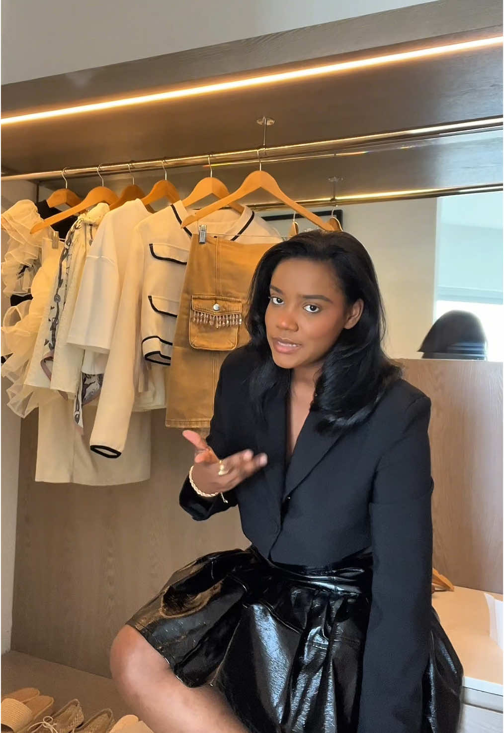 Dicen bolsa de basura… yo escucho runway.🖤✨ #GRWM #Minaly #BossEnergy #SinComplicarte #MinalyGirls #LeatherLook #TikTokFashion #EstiloConActitud