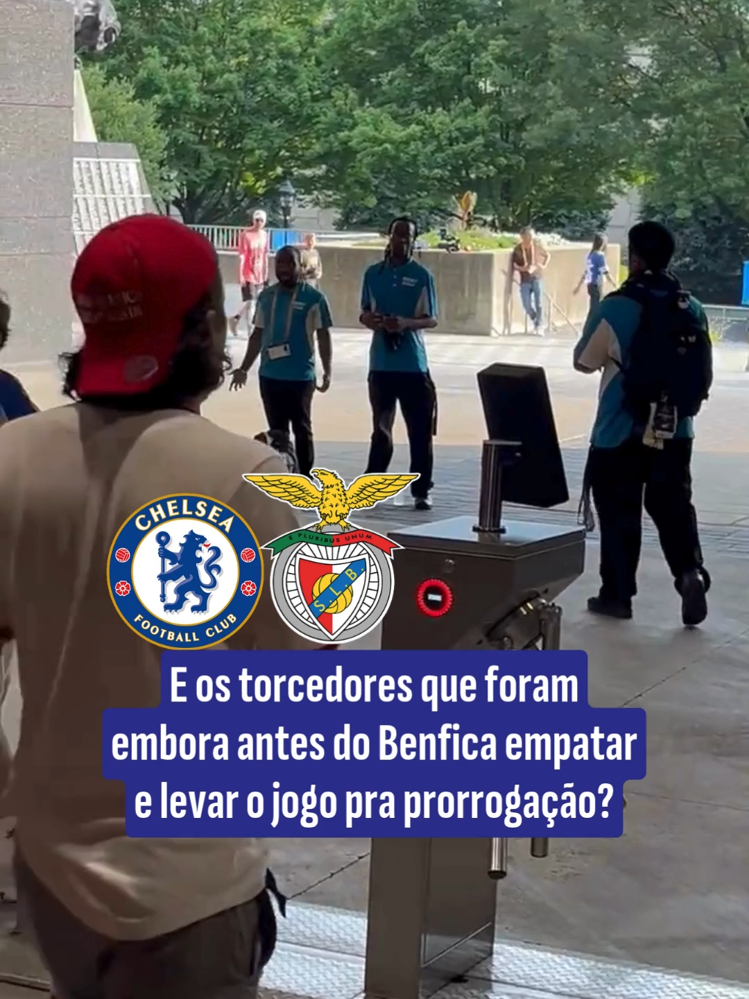 O jogo entre Benfica x Chelsea ficou quase duas horas parado, voltou, mas teve gente que não esperou e foi pra casa.... E o Benfica empatou depois da paralisação!  🎥 @latiflavio #UOLEsporte #UOL #UOLnoMundial #MundialdeClubes2025 #Benfica #Chelsea #FIFACWC #TikToKEsportes #SportsNews