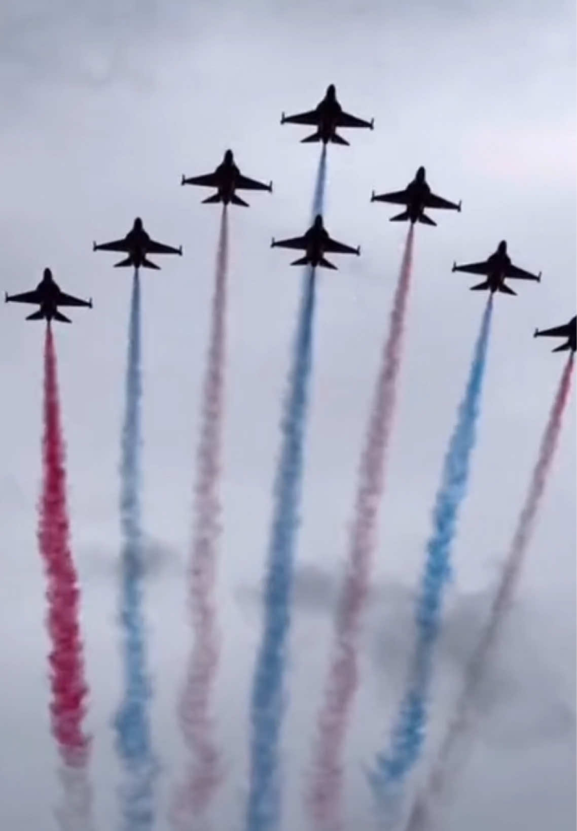 Home of the brave. land of the free. 🇺🇸 Let freedom fly this 4th of July. #militarytiktok #fighter #usa #4thofjuly #godblessamerica #militaryaviation #usairforce #aviation #tiktokviral #fighterjet 