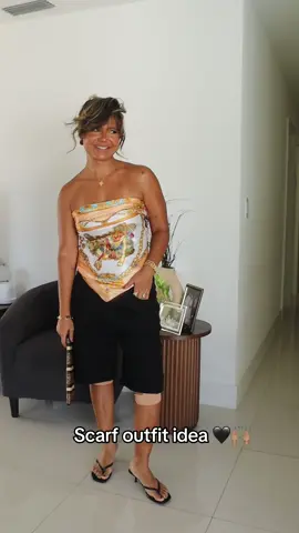 Scarf, Bermuda y sandals, Mis favoritos de temporada 🖤Lo usarías ? #summeroutfit #scarfoutfit #bermudaoutfit #bermudashorts #howtostyle #OOTD #latinafashion #scarftop #whatiwore #summeroutfits #casualoutfits #wovenbag #miamioutfits 