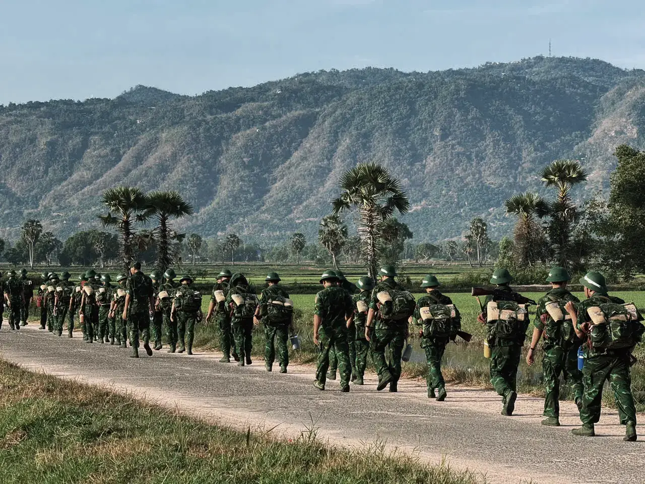 hành quân 3 tiếng nổ  rèn luyện sức khỏe  rèn luyện thể lực  rèn luyện ý chí của người lính Cụ Hồ  bộ đội biên phòng với khẩu hiệu :  Đồn là nhà. Biên giới là quê hương. Đồng bào các dân tộc là anh em ruột thịt 🇻🇳🇻🇳#nghiavuquansu 