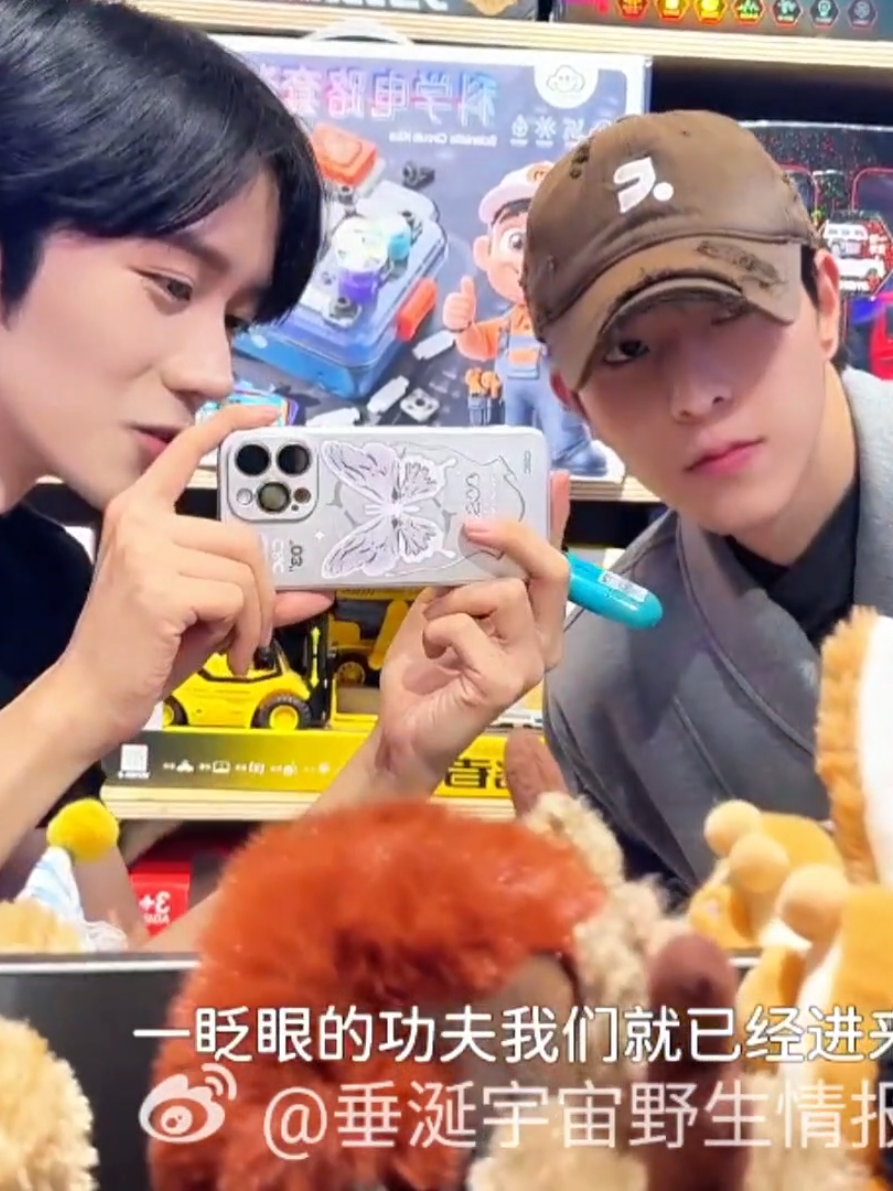 vlog น่ารักมาก... คู่นี้อยู่ด้วยกันบ่อยมากจริงๆ... 🤭 #邱鼎杰 #ชิวติ่งเจี๋ย #邱鼎杰_kipuka #黄星 #หวงซิง #黄星Eliot #desire #omegaverse #enigmaverse #abo #abodesire #ซีรีย์จีน #ซีรีย์วาย #ซีรีย์วายจีน #boylove #ฮวาหย่ง #เซิ่งเส้าโหยว