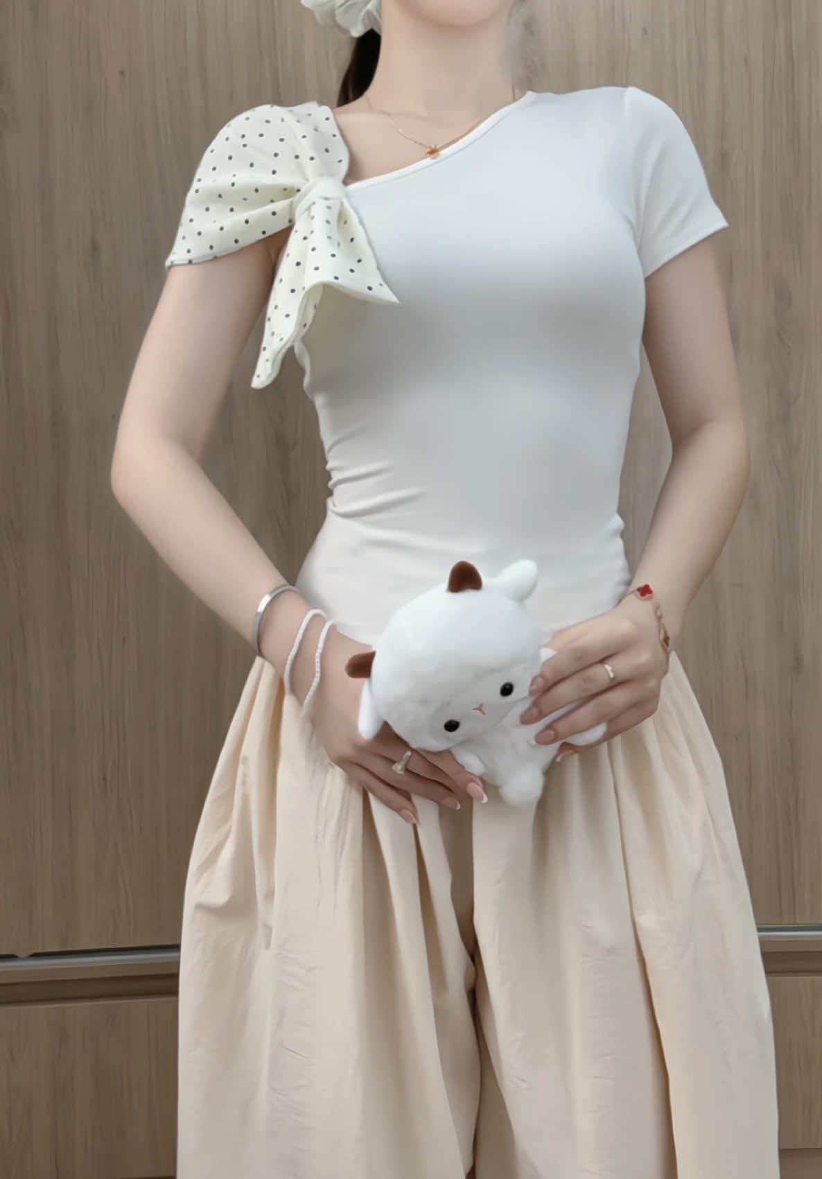 Áo thun lệch vai chấm bi xinh xắn 