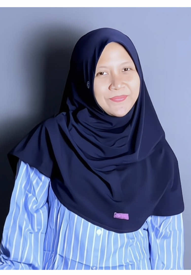 Kadang pengen cepet, tapi tetep syar’i & rapi. Makanya aku pilih Khimar Livia—modelnya simpel, flowy, dan langsung sat set kemana aja. Jahitannya rapi, bahannya adem, dan gak bikin gerah. Mau ke pengajian, kuliah, sampe jalan sore, Livia tuh always ready! #SatSetKemanaAja #LiviaSatSet #KhimarLivia #HijabSatSet #OOTDMuslimah #khimar #hijab #hijabsyari #hijabsatset #hijabsimple #stylish 
