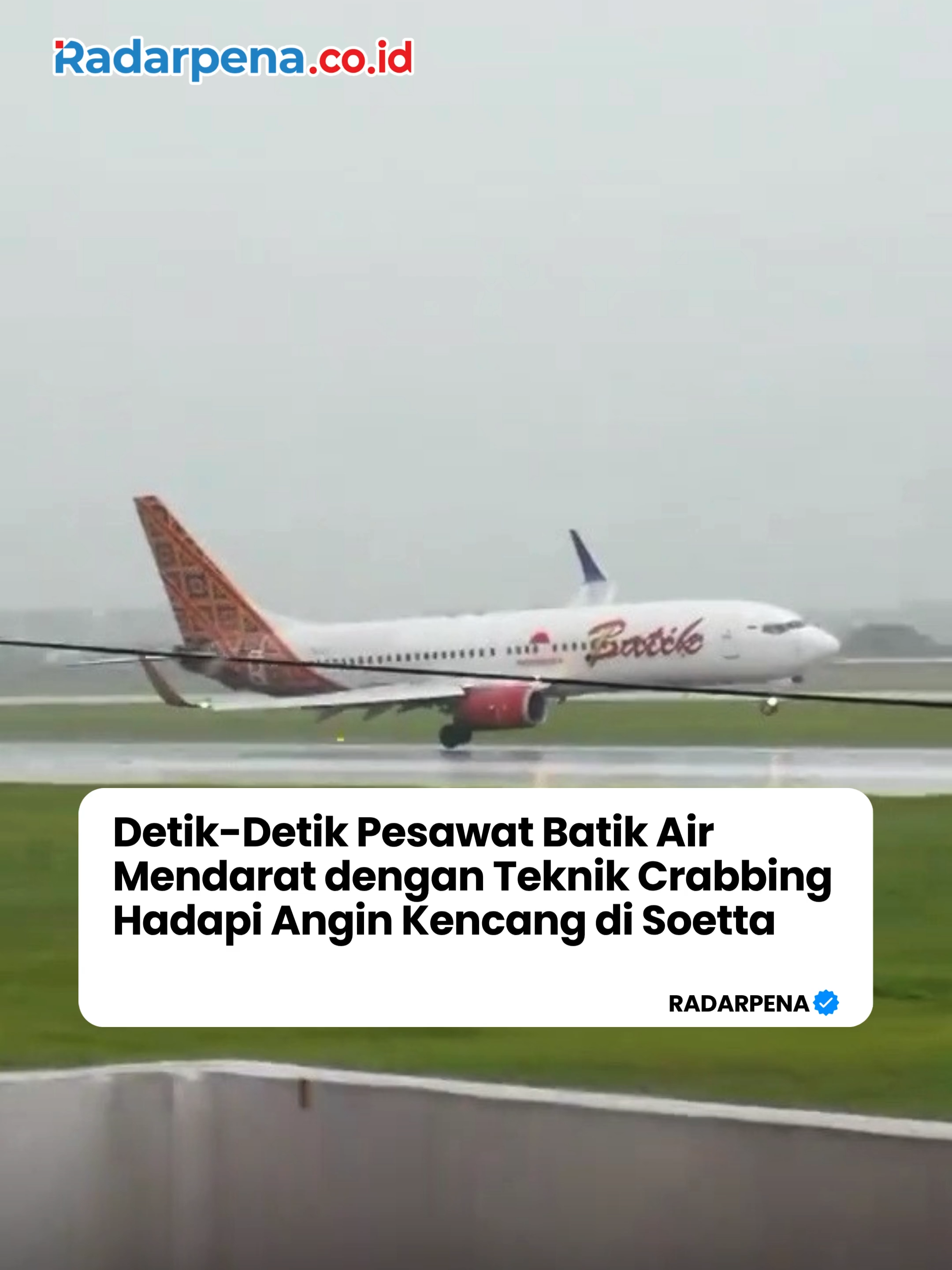 Sebuah insiden menegangkan terjadi di Bandara Soekarno-Hatta, Jakarta, pada Sabtu (28/6/2025), saat pesawat Batik Air mendarat dalam posisi miring akibat cuaca buruk yang melanda kawasan tersebut. Dalam video yang beredar di media sosial, terlihat detik-detik mesin pesawat nyaris menyentuh landasan ketika pilot melakukan teknik pendaratan crabbing untuk menghadapi hembusan angin samping (crosswind landing). Teknik ini memang digunakan dalam kondisi cuaca ekstrem agar pesawat tetap bisa mendarat dengan aman. Cuaca buruk di Jakarta pada hari itu ditandai hujan badai disertai angin kencang. Beberapa penerbangan diketahui terpaksa menunda pendaratan dan berputar di udara (holding) menunggu kondisi membaik sebelum diizinkan mendarat. Meski sempat mengundang kepanikan penumpang dan masyarakat yang menyaksikan, pesawat Batik Air akhirnya berhasil mendarat dengan selamat. Tidak ada laporan korban maupun kerusakan serius akibat insiden ini. --- #Radarpena #Radarpenanews #BatikAir #BandaraSoetta #CuacaEkstrem #PendaratanMiring #Penerbangan #Aviation #BeritaJakarta #Pesawat #HujanBadai #ViralIndonesia
