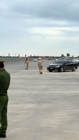 Chào mừng đồng chí Nguyễn Chí Dũng - Uỷ viên Trung ương Đảng, Phó Thủ tướng Chính phủ Việt Nam - tới dự lễ Khánh thành Nhà máy sản xuất ô tô điện Vinfast - KKT Vũng Áng, thị xã Kỳ Anh, tỉnh Hà Tĩnh. #phothutuong #nguyenchidung #phothutuongnguyenchidung #vinfast #nhamayvinfast #otodien #chutichtinhhatinh #votronghai #hatinh #kyanh #vungangkyanh #khanhthanh #vingroup #xuhuong #xuhuongtiktok 