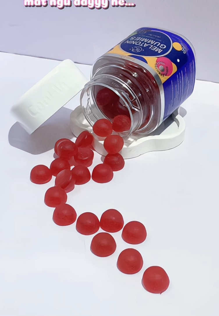 Ai đang thiếu ngủ thì múc ngay em kẹo dẻo hỗ trợ giấc ngủ này nhó 🫐 #coolvita #melatonin #hotrogiacngu #caithiengiacngu #giamcangthang #keodeotraicay #tpcn_bảo_vệ_sức_khoẻ #nhonaytenqinne #reviewtattantat 