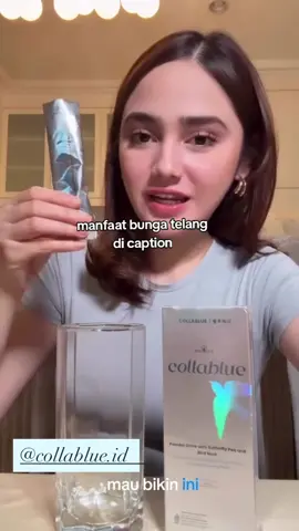 Berikut adalah beberapa manfaat bunga telang yang lebih rinci: 1. Antioksidan Alami: Bunga telang kaya akan antioksidan seperti flavonoid dan antosianin, yang membantu melindungi sel-sel tubuh dari kerusakan akibat radikal bebas.  2. Menjaga Kesehatan Otak: Kandungan antioksidan dan kemampuannya meningkatkan kadar asetilkolin (zat kimia otak yang penting untuk fungsi kognitif) dapat membantu menjaga fungsi otak, meningkatkan daya ingat, dan mencegah penurunan kognitif terkait usia.  3. Menjaga Kesehatan Mata: Bunga telang dipercaya dapat meningkatkan sirkulasi darah ke mata dan melindungi mata dari kerusakan akibat radikal bebas, sehingga berpotensi membantu menjaga kesehatan mata.  4. Mengurangi Peradangan: Bunga telang mengandung senyawa seperti asam oleat yang memiliki sifat antiinflamasi, yang dapat membantu mengurangi peradangan dalam tubuh.  5. Menurunkan Berat Badan: Beberapa penelitian menunjukkan bahwa bunga telang dapat membantu meningkatkan metabolisme dan mencegah penumpukan lemak, sehingga berpotensi mendukung penurunan berat badan.  6. Mengontrol Gula Darah: Bunga telang memiliki sifat hipoglikemik yang dapat membantu menstabilkan kadar gula darah dan meningkatkan sensitivitas insulin, yang bermanfaat bagi penderita diabetes.  7. Menjaga Kesehatan Kulit dan Rambut: Antioksidan dalam bunga telang dapat membantu melindungi kulit dari kerusakan akibat radikal bebas dan memperlambat penuaan dini, serta meningkatkan kesehatan kulit kepala dan mencegah rambut rontok.  8. Meningkatkan Kekebalan Tubuh: Bunga telang mengandung senyawa yang dapat membantu meningkatkan sistem kekebalan tubuh dan membantu tubuh melawan infeksi.  9. Pewarna Alami: Bunga telang dapat digunakan sebagai pewarna alami makanan dan minuman, memberikan warna biru yang menarik tanpa menggunakan bahan kimia tambahan.  10. Mengurangi Stres dan Kecemasan: Beberapa penelitian menunjukkan bahwa teh bunga telang dapat membantu memperbaiki suasana hati dan mengurangi stres.  #syifahadju #collablue #syifahadjuuuuuuu #bungatelang #fyp 