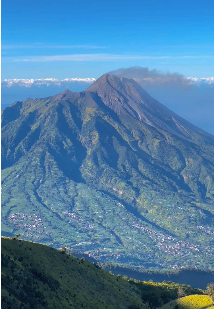 Merapi dari merbabu.  #gunung #merbabu #merapi #fyp #prndakigunung #pendakiindonesia #fypシ #merbabuviasuwanting #