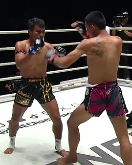 Heart of a warrior ❤️ Chartpayak flipped the script on Petnamngam after surviving a NASTY head kick knockdown! 😱