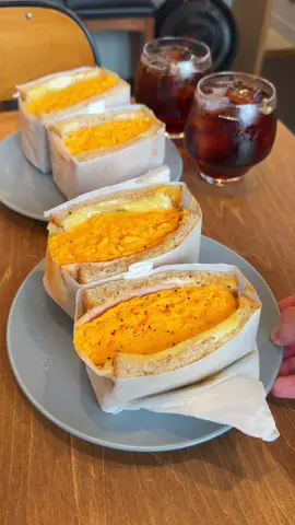 たまごを5個も使った昇天ふわとろオムレツサンド🥪 たまご好き必見のこちらのお店では、こだわりのたまごを使ったトロトロなオムレツサンドが食べられる！🥚 たまごは惜しみなく使われていて半熟加減とボリュームもバッチリでソースとの味の絡み方が美味しかった🍳 📍SUNDOWNER / 逗子 ￥1000～/人 ⏰営業時間：11:00〜14:00 💤定休日：月曜日、金曜日 🏠住所：〒249-0006 神奈川県逗子市逗子６丁目５−１ 藤和５番館W＆G ２階 #東京グルメ #神奈川グルメ#tiktokfood 