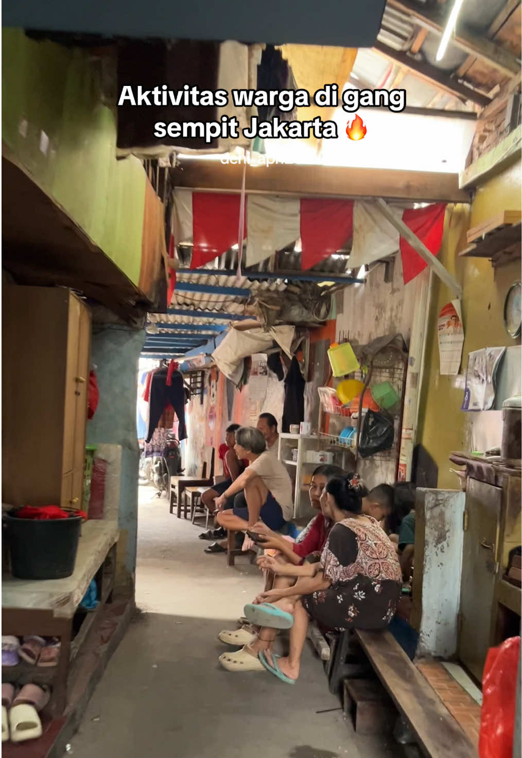 Perkampungan di Jakarta tuh padet banget, jadi tetep terasa vibes kotanya. beda Ama kampung di kabupaten 🫠  #fyp #jakarta #storyjakarta #kehidupandalamgang #gangsempitjakarta 