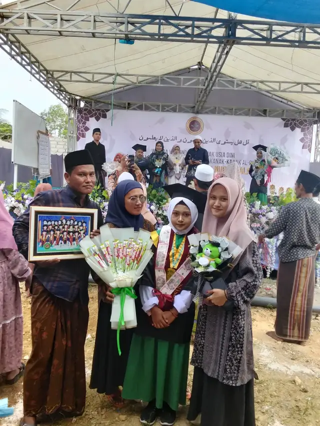 happy graduation adec🎓 #lewstberanda #fypp 