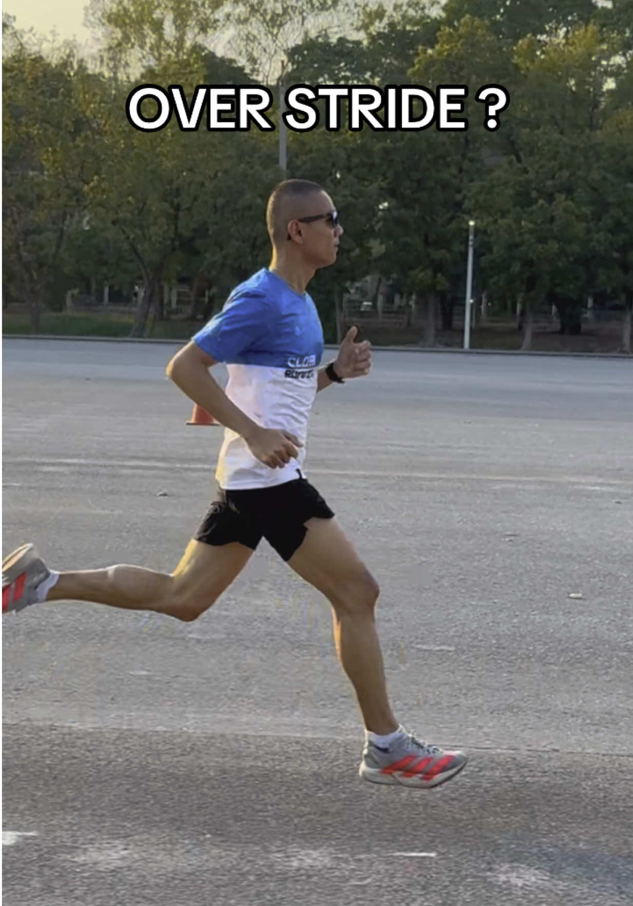 🟥🟨 Over Stride 🟥🟨 ดูเผินๆ เหมือนจะ Over Stride เนื่องจากเทคขายาว แต่ถ้าฝึกดริลล์ในการตบเท้าเร็วๆ วีดีโอนี้ landing ลงใต้จุด CG ✦✦━━━━━━━━━━━✦✦ #ผู้กองต้องพาดริลล์ #Club11 #AthleticsCRMA #Coachboy #โค้ชชู  #โค้ชไข่ #Vpow #CoreNutrition  #profinessclub #EnergyForLife #Running #Run #Workout #Drills #Basicrun #วิ่ง #ดริลล์ 