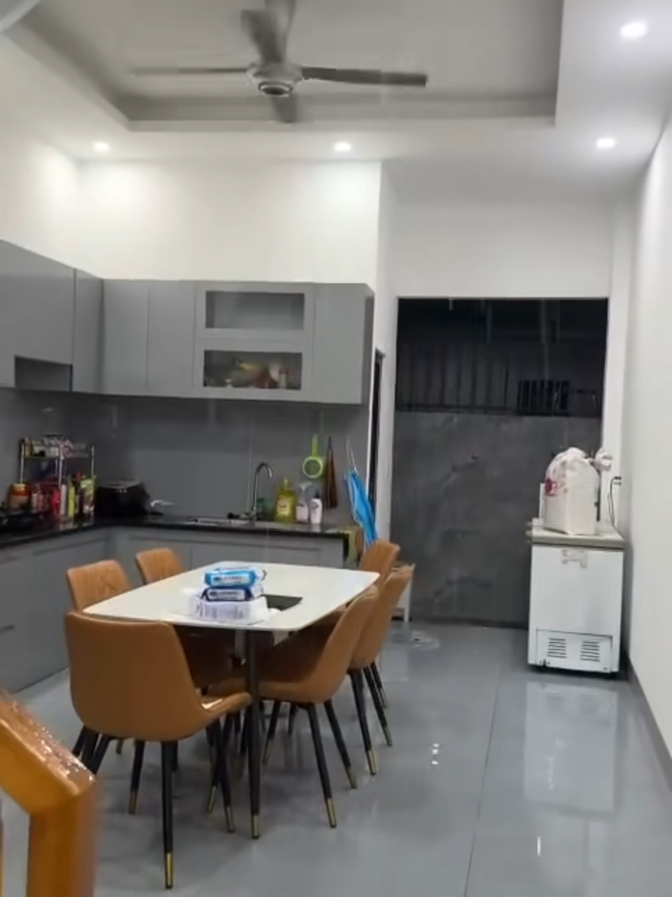 ⁉️ Nhà mới xây… nhưng tại sao cứ mùa mưa đến là nước lại tràn ngược vào trong. Một đoạn video gần đây ghi lại cảnh nước mưa lênh láng khắp sàn nhà. 🏠 Tường còn mới, gạch còn sạch — nhưng chỉ sau một cơn mưa lớn, sinh hoạt cả gia đình gần như bị đảo lộn. 📌 Phía dưới video, nhiều người xem nhanh chóng để lại những bình luận chỉ ra nguyên nhân: 💬 “Này sân thượng không thoát nước kịp, bị tràn vô nhà. Hoặc nghẹt phễu thu nước. Sắp tới mùa mưa, chủ nhà nên vệ sinh sạch sẽ phễu thu ngoài trời.” 💬 “Cái này do thợ lát nền tầng trên không chuẩn. Trong thấp ngoài cao, và cống thoát nước cao cả hai đầu nên mưa tạt vào, nước không thoát kịp, chảy ngược vào trong.” 💬 “Nhà tui, sân thượng nghẹt không thoát kịp, nó chảy ngược vô nhà.” 👉 Và còn rất nhiều chia sẻ tương tự — cho thấy đây không phải tình huống hiếm gặp. 🌧 Mỗi mùa mưa đến, lại có hàng loạt gia đình phải sống trong cảnh “lội nước trong chính ngôi nhà của mình”. 📌 Vấn đề nằm ở chỗ: Những lỗi kỹ thuật như vậy hoàn toàn có thể tránh được — nếu chủ nhà nắm rõ kiến thức ngay từ đầu. Không cần biết chuyên sâu về xây dựng, chỉ cần biết đâu là điểm dễ sai – và cách kiểm tra đúng, bạn đã có thể phòng ngừa phần lớn rủi ro này. ------------- 🔥 Đó chính là lý do khóa học 