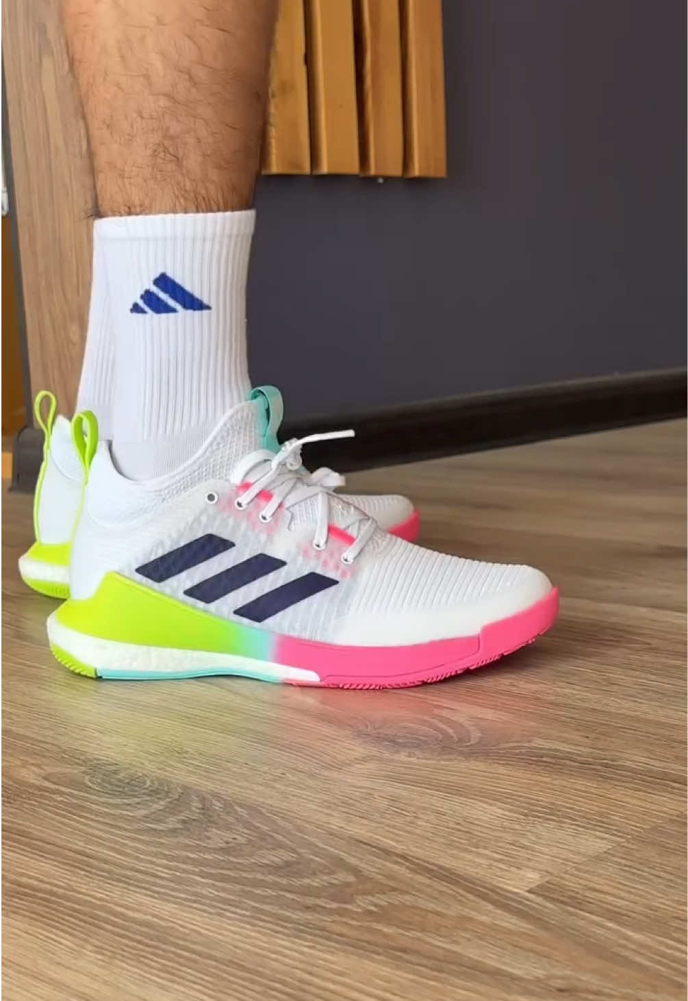В наличии ✅ Adidas Crazyflight Mid кончу бар  🇺🇸🔥 - Өтө ынгайлуу, жумшак , подошвасы гель , полдо мыкты  кармайт, бийик секиргенге мумкунчулук алас .  Оригинал тастыктоо учун акыркы публикация дагы видеолордо далил бар  ✅Размер : 38.5 / 39 / 40 / 40.5 / 41 / 42 / 42.5 / 43 / 44 / 44.5 / 45 📍Биздин дарегибиз г.Ош 📞Ватсап 0552 674 800 •🚚 Бесплатная доставка по Кыргызстану🇰🇬 Есть доставка по всему СНГ🇷🇺🇰🇿🇺🇿