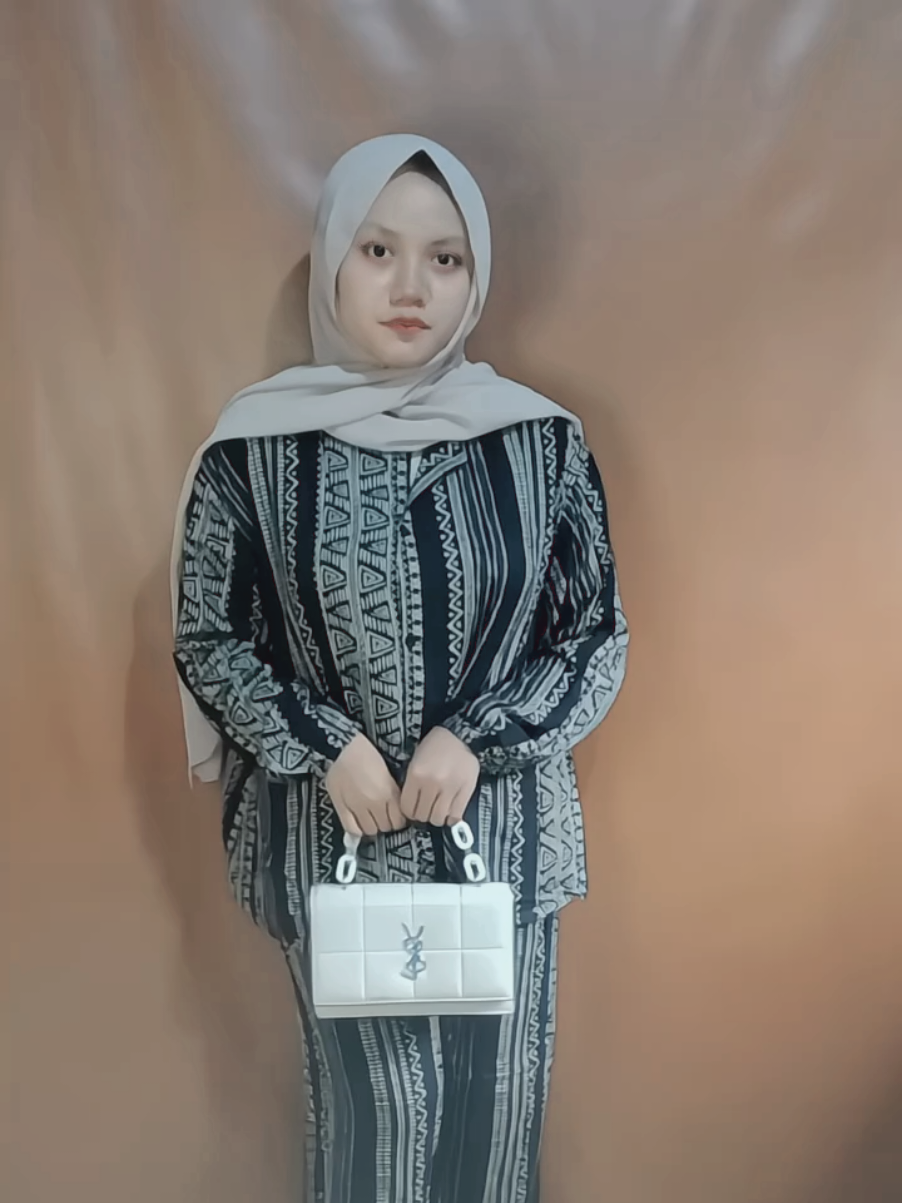 Asli bajunya bagus² semua, bahannya ademmm, emang gak pernah mengecewakan🤩, yang mau samaan klik keranjang kuning sekarang juga #outfit  #CapCut #affiliate #ootdhijab #lagiviral 