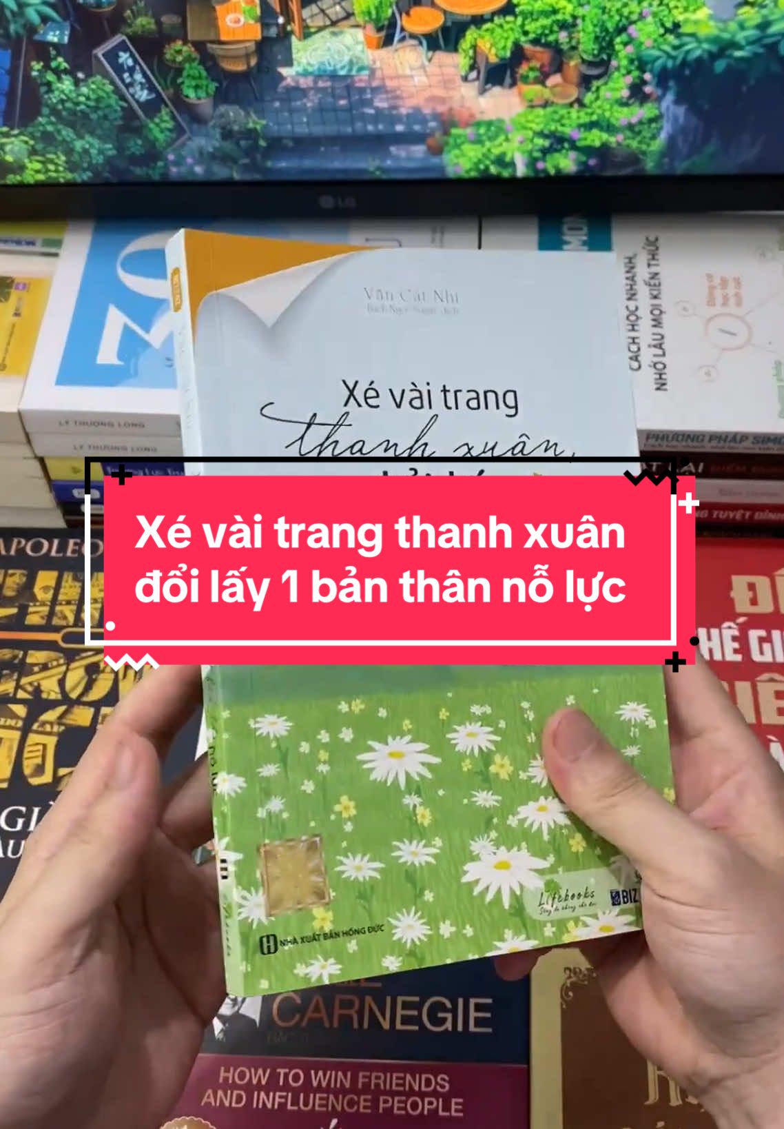 Bạn đã từng hi sinh bao nhiêu cảm xúc, bao nhiêu lần gồng mình mỉm cười giữa những lần tổn thương chỉ để trở thành một người “ổn”? Cuốn sách “Xé vài trang thanh xuân đổi lấy một bản thân nỗ lực” không nói bạn phải quên đi, mà cho bạn một chỗ dựa, một cái ô nhỏ để nghỉ khi lòng quá mỏi vì đã mạnh mẽ quá lâu. #1day1bookk #moingaymottrangsach #BookTok #sachhay #trichdanhay 