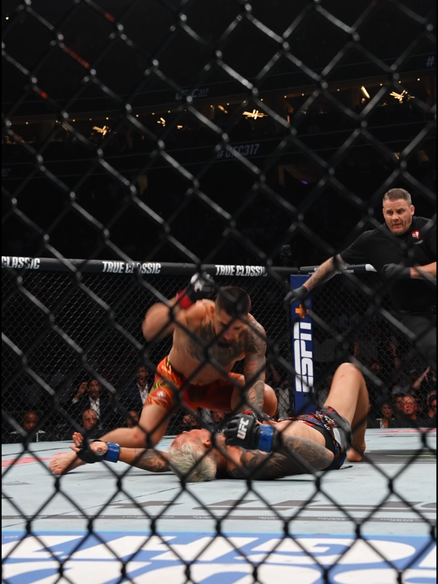 Did someone say they want to see the full finish??? 😏 #UFC #mma #iliatopuria