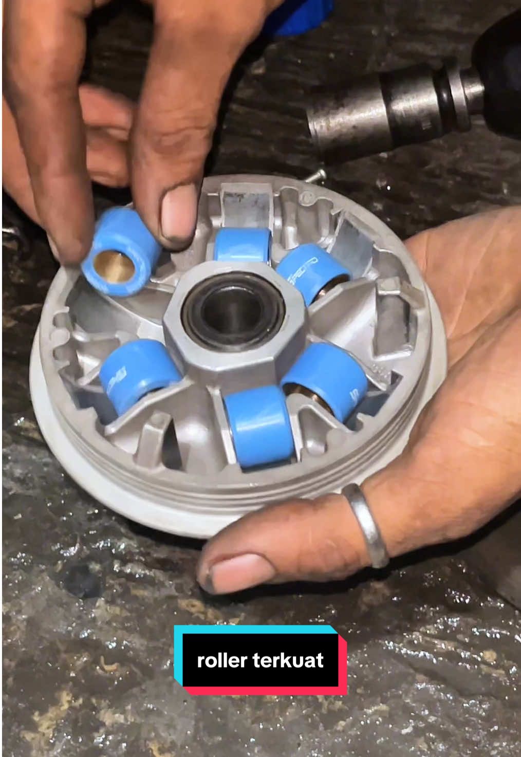 ganti roller terkuat di bumi? ada yang udah coba? #upgradecvt #roller #spectro #modifikasimotor #variomodifikasi 