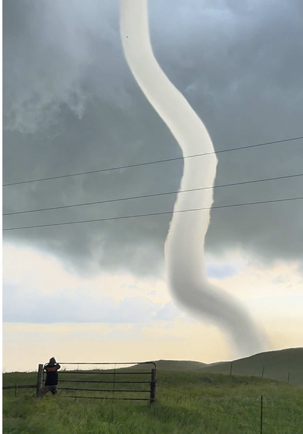 i’ll remember this one for the rest of my life 🤯 #tornado #tornadoes #stormchaser #stormchasing #sdwx 