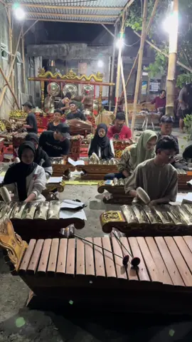 1 set pelog perunggu ready,,di tabuh bersama team karawitan “ @karawitan_jatikusuma ditabuh pemuda karang taruna @KT JAKASORA semangat ya,,,anak muda dalam melestarikan seni dan budaya indonesia . . #CapCut #wayang #surakarta #fypp #gamelanbaliklasik #gamelanbali #jualgamelanjawa #gamelanjawamusic #temanggung #kesenianjaranan #gamelanperunggu #wonosobo #widodolarasgamelan #temanggunghits #magelang #gamelanbesi #kudalumping #kendal #kesenian #jaranan 