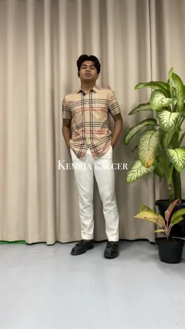 “Klasik nggak pernah salah. Kemeja AESE—teman setia gaya lo dari pagi sampai malam.”#tshirt #kaospolospremium #kaospremium #kaos #outfitkeren #outfitkece #styling #fashion #outfitideas #aese #kaossorona #sorona #antibakteri #antiuv #kaospira 