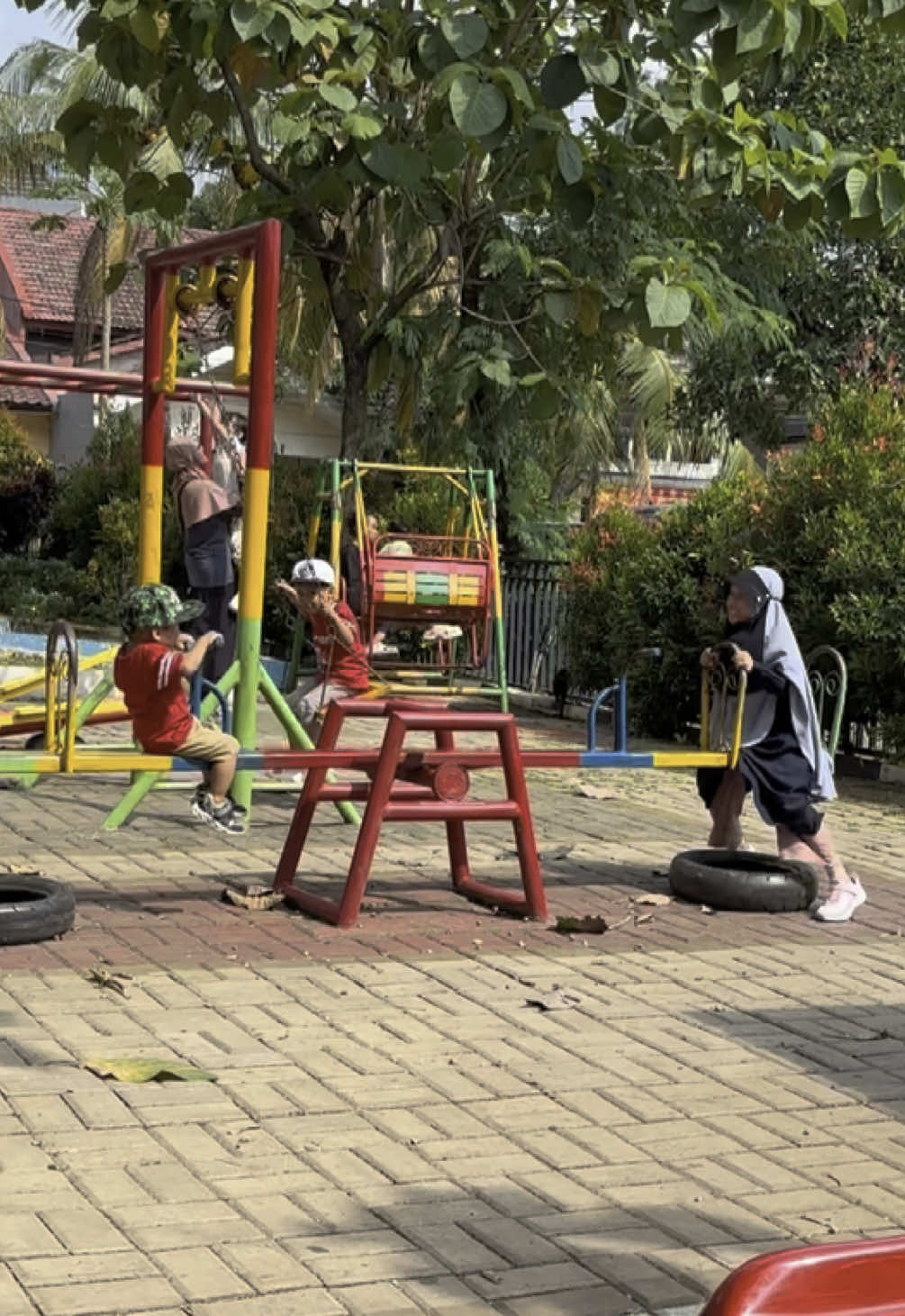 anak ke 1 umur 9thn,anak ke 2 umur 6thn,anak ke 3 umur 4thn,anak ke 4 (Insya Allah bontot) umur 1,5thn. Sdh kebayang kan bu ibu gmn riweh nya😆 Alhamdulillah bisa di pegang sendiri tanpa ART (sejak anak ke 3,umur 1thn) awal2 tanpa Art jangan ditanya🤣🤣 (hampir stres🤣) Alhamdulillah sekarang sdh terbiasa😍😍Dan saya Sangat menikmatinya. sehat2 ya anak2 ku,tumbuh jd anak yg sholih dan sholihah. Aamiin #toddler #toddlersoftiktok #fyp #vidioviral 