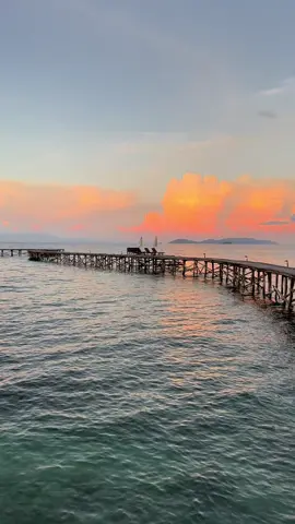 Awalnya kita kesel, resortnya diganti last minute sama travel agent-nya. Tapi ternyata, emang udah jalannya. Dapet resort yang ga kalah bagus & staff-nya sangat ramah.  Mau makan apa juga diusahain. Betah bgt. Thank you for taking care of us ❤️ #RajaAmpat #vogelkopfresortrajaampat #waisai 