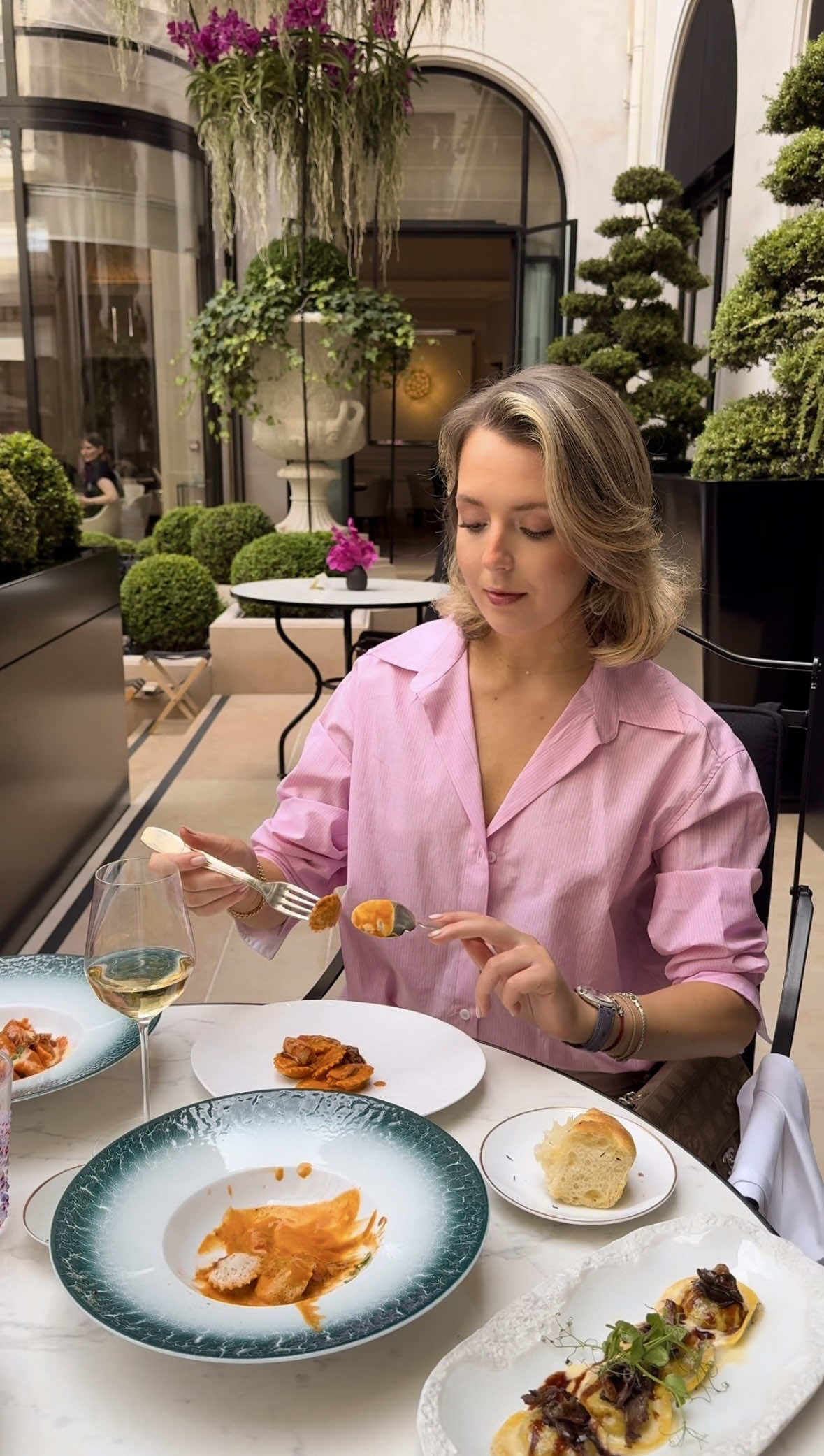 Les meilleures pâtes de Paris & une des plus belles terrasses cachées de la capitale, oui oui, rien que ça ! 📍 Four Seasons Georges V #parisrestaurant #paris #parisfood #fourseasons 