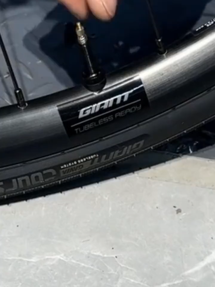 山地自行车气门嘴转接头死飞公路单车法嘴转换器打气筒法嘴转美嘴#自行车气门嘴 #气门嘴转接头 #单车法