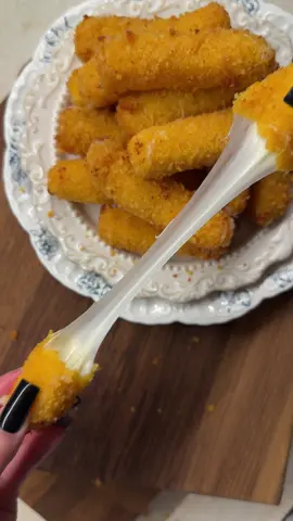 Это лучшее, что можно приготовить из сыра 😊 СЫРНЫЕ ПАЛОЧКИ Рецепт: -Моцарелла  -Мука  -Яйца  -Сухари панко  -Масло для обжарки 