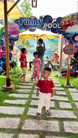 Tầng trệt khu vui chơi trẻ em của Funny Garden có gì nào ? Mời cô chú và các bạn cùng theo chân Bảo Bảo và bạn Xoài vào xem nha. Địa chỉ quán ở 143/1H. Trường Thọ, Thủ Đức #kids #kidsoftiktok #babies #babiesfunny #babiesoftiktok #funnyvideos #funnygarden #dichoicuoituan #embedichoi #khuvuichoichobe #thinhhanh #thinhhanhtiktok #thinhhanhxuhuong #thịnhhành #thịnhhanhtiktok #xh #xhtiktok #xuhuong #xuhuongtiktok #xuhuong2025 