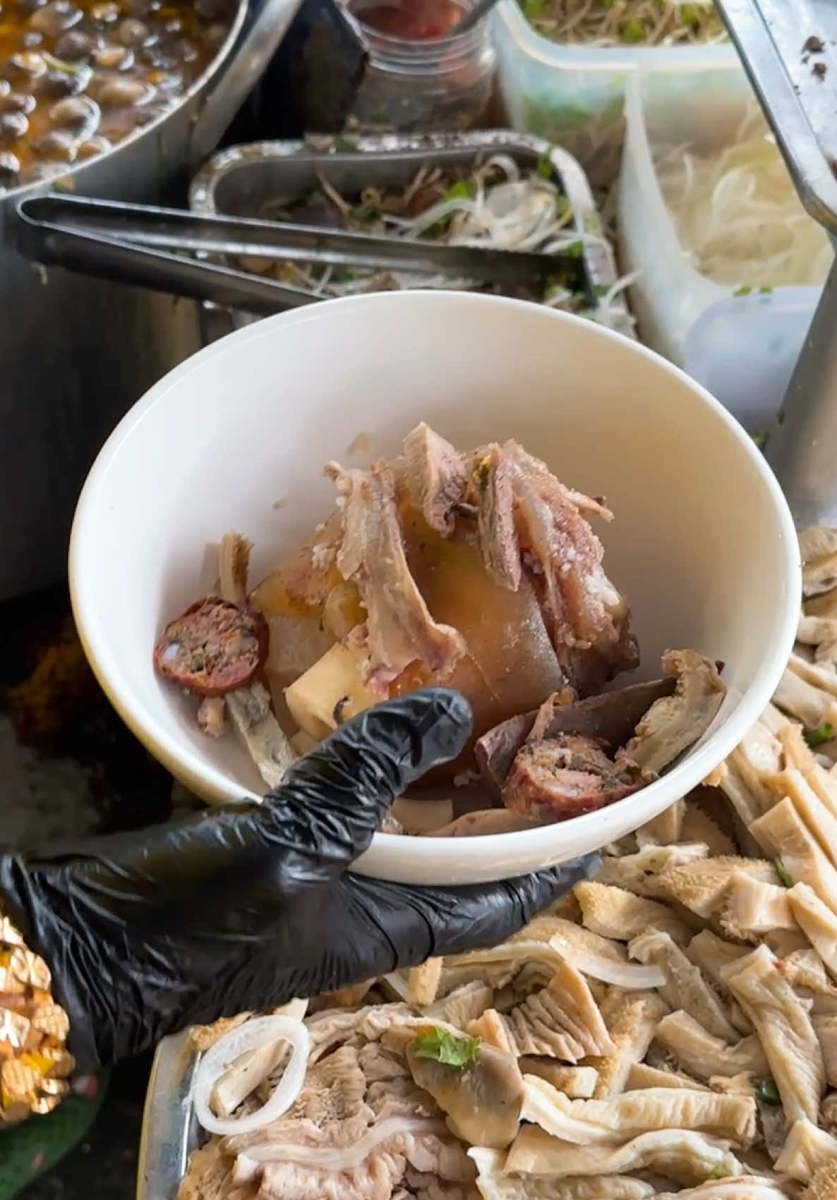 Tô cháo giò bò mix nạm lòng thập cẩm này đang làm mưa làm gió tại Cháo Bò 99 nha cả nhà! 🐮🔥 Giò mềm béo, nạm ngọt chắc thịt, lòng giòn sần sật – tất cả hoà quyện trong cháo ninh từ xương bò, thơm lừng, nóng hổi, đậm đà từng thìa 🍲💛 Topping chất lượng, ăn một miếng là ghiền, ăn hết tô là no căng bụng, mà vẫn muốn gọi thêm nữa! Tag liền team gu ăn uống hay ho, team chuyên trị món cháo ngon, hoặc hội bạn guộc mà mê lòng nạm đến trải nghiệm ngay và luôn! 📍Cháo Bò 99 – quán cháo thân thiện, dễ thương, đúng gu mấy bạn mê món vừa ngon vừa chất! #Chaobo99 #LearnOnTikTok #streetfood #ancungtiktok #FoodTok #tiktokfood #xuhuongtiktok #viral #2025 